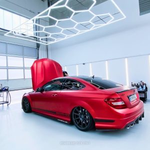 HexaBright Flex LED 1 installation i garage med anpassningsbara LED-rör. Mercedes C63 AMG