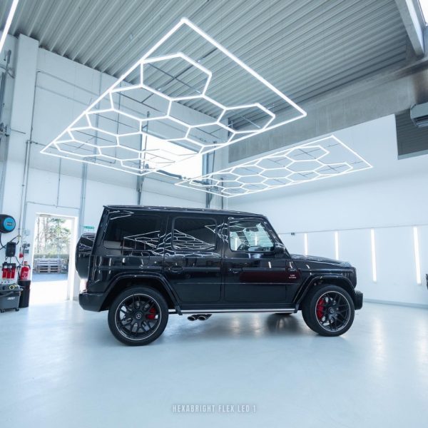 HexaBright Flex LED 1 lyser upp en Mercedes G Wagon AMG i ett garage