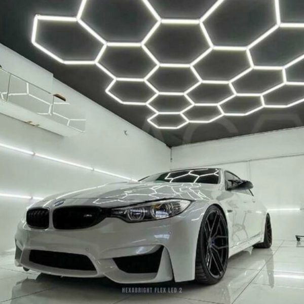 Modulär HexaBright Flex LED 2 belysning ovanför en BMW M2 i ett garage