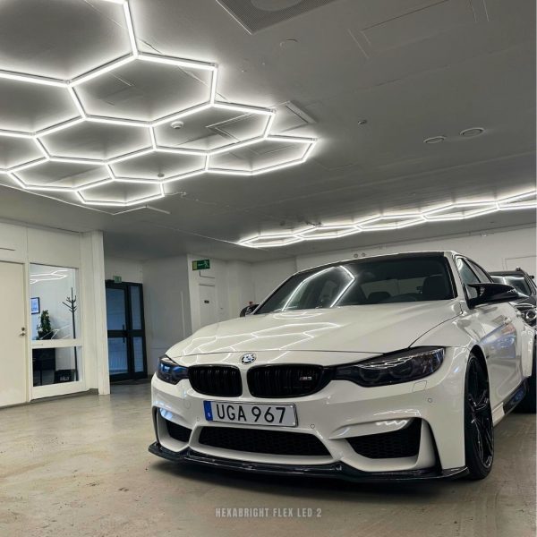 HexaBright Flex LED 2 belysning i ett garage med en parkerad BMW M3